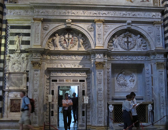 siena-italy-travel-guide-piccolomini-library-main-entrance