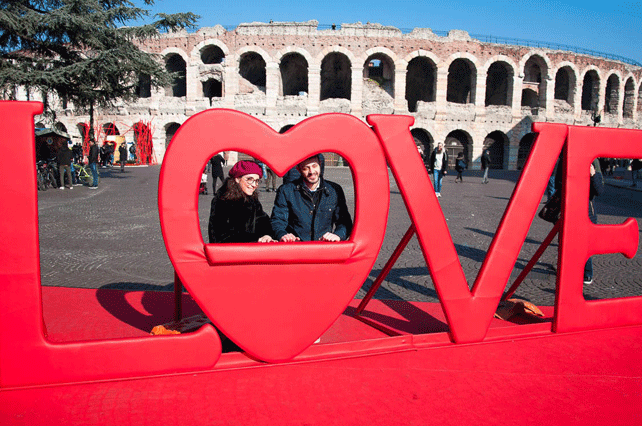 Couple-in-Verona | Tour Italy Now