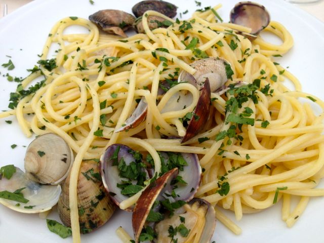 Spaghetti alle vongole clam pasta, authentic Italian dish on Italy tour